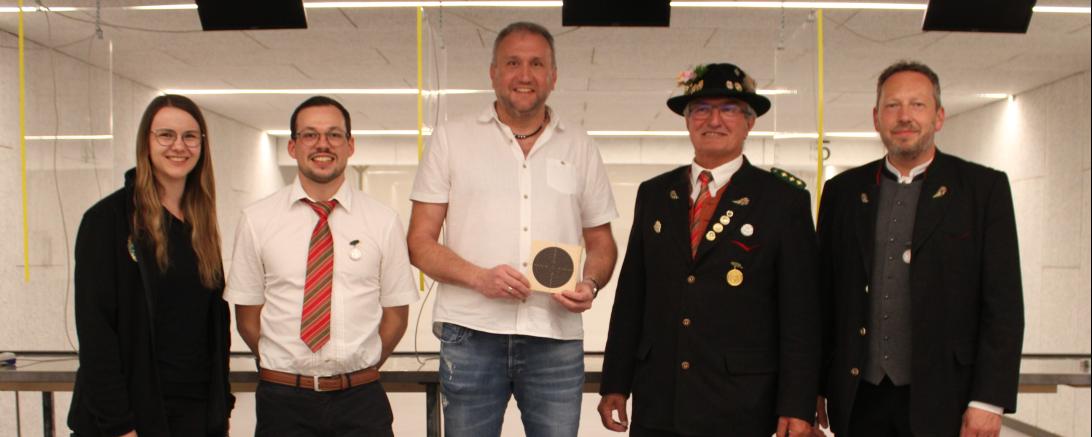 Hier sieht man den neuen Vorstand der  Kgl. priv. Schützengesellschaft Rain.