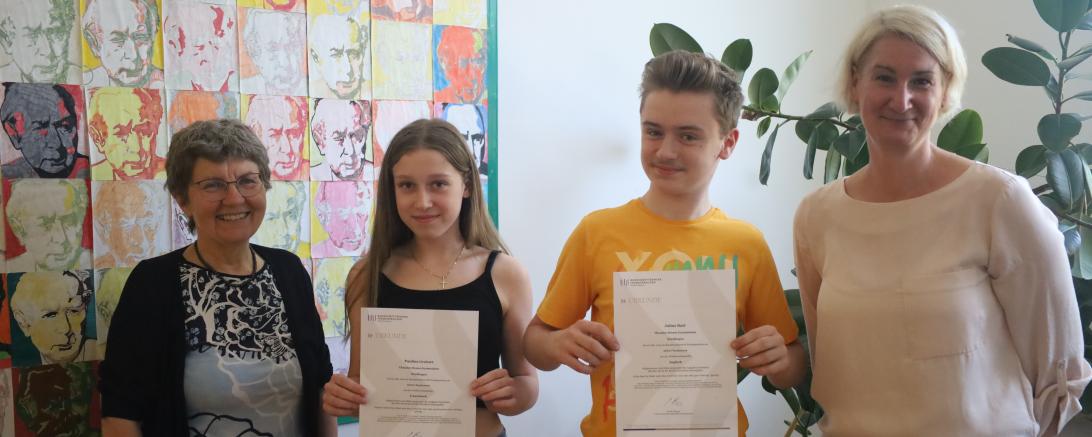 Schulleiterin Dr. Renate Rachidi (ganz links) und die Wettbewerbskoordinatorin Silke Knoll (ganz rechts) freuen sich mit Paulina Greiner und Julius Bast über die großartigen Erfolge beim Bundeswettbewerb Fremdsprachen.