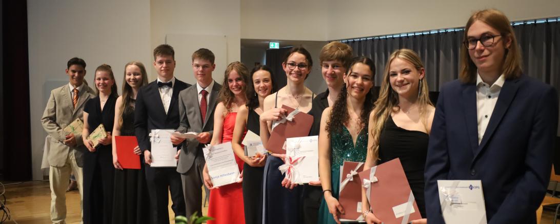 Einige Schülerinnen und Schüler des diesjährigen Abiturjahrgangs freuten sich zusätzlich zum überreichten Abiturzeugnis über Preise bzw. Ehrungen ihrer besonderen Leistungen.