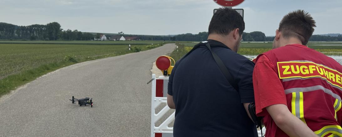 Hier sieht man die Vorbereitung einer Drohne im Hochwassergebiet.