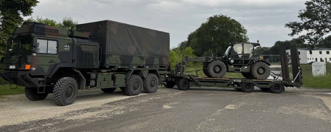 Hier sieht man schweres Gerät der Bundeswehr im Hochwassergebiet.
