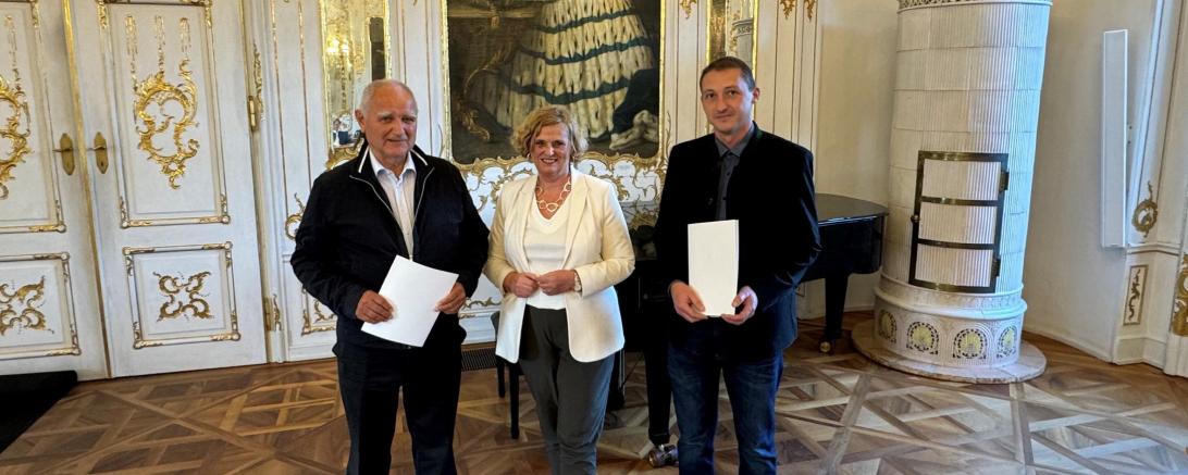 Auf dem Bild zu sehen (von links): Prof. Dr. Dr. Lothar Zettler, Regierungspräsidentin Barbara Schretter, Dominik Mendle.