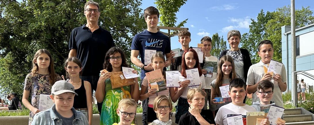 Schulleiterin Dr. Renate Rachidi (hinten rechts) und Mathematikfachschaftsleiter Jürgen Christ (hinten links) freuten sich mit den Preisträgern des diesjährigen Känguru-Wettbewerbs.