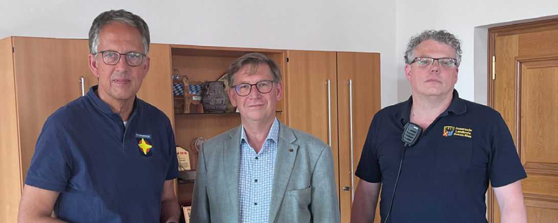 Diakon Thomas Rieger, Landrat Stefan Rößle und Diakon und Feuerwehrmann Oliver Stutzky. Rieger und Stutzky sind mit ihren Teams für die psychosoziale Notfallversorgung zuständig.