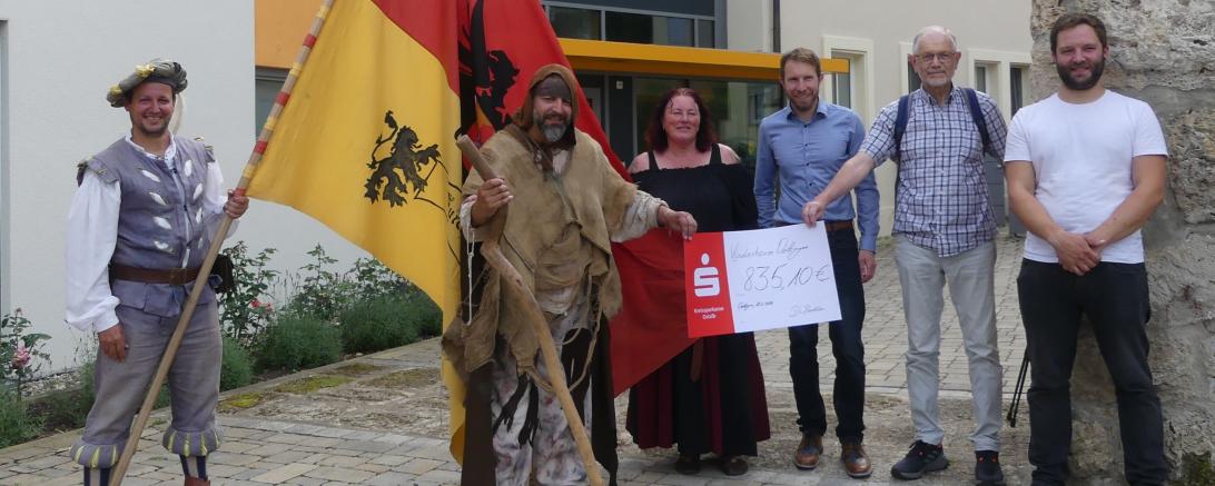 Herr Christian Zuber vom Förderverein des Kinderheims und Herr Johannes Eisner, Leiter des Kinderheims Oettingen, nahmen den unerwarteten Geldsegen von der Delegation aus Neresheim entgegen.