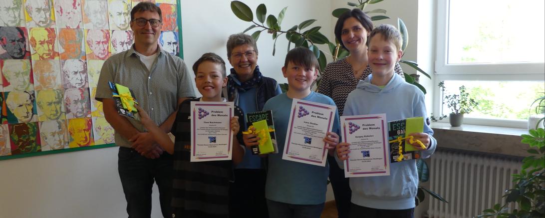 v.l.n.r.: Jürgen Christ (Fachbetreuer Mathematik), Theo Bachmann, Dr. Renate Rachidi (Schulleiterin), Luca Stadler, Lena Pollak (betreuende Lehrkraft) und Sergey Kobelev bei der Preisverleihung