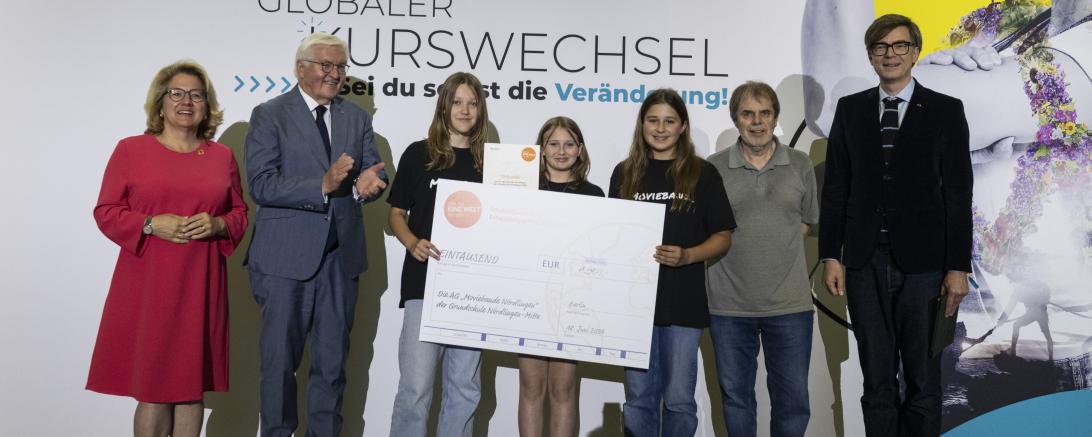 Hier sieht man die Moviebande mit Bundespräsident Steinmeier und Bundesentwicklungsministerin Schulze.