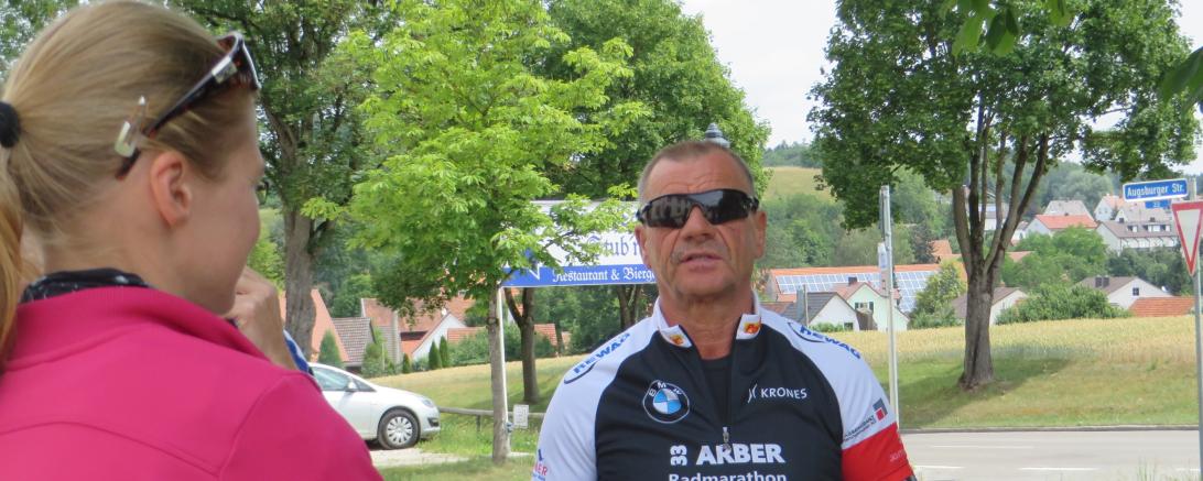 Karl-Heinz Feldner (Mitte) im Gespräch mit den Tour-Teilnehmern bei einer ähnlichen Tagestour