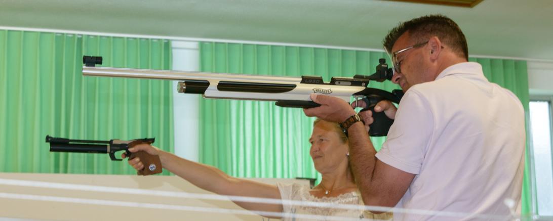 Hier sieht man, wie Oberbürgermeister und Schützenkommissar Jürgen Sorré und Gauschützenmeisterin Heike Wildfeuer-Fick das Benefizschießen eröffnen.