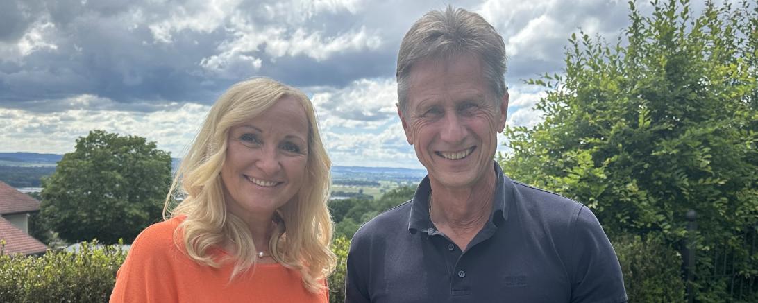 die Wemdingerin Karin Bader übergibt anlässlich ihres Geburtstags ein Spende an Martin Oberman.