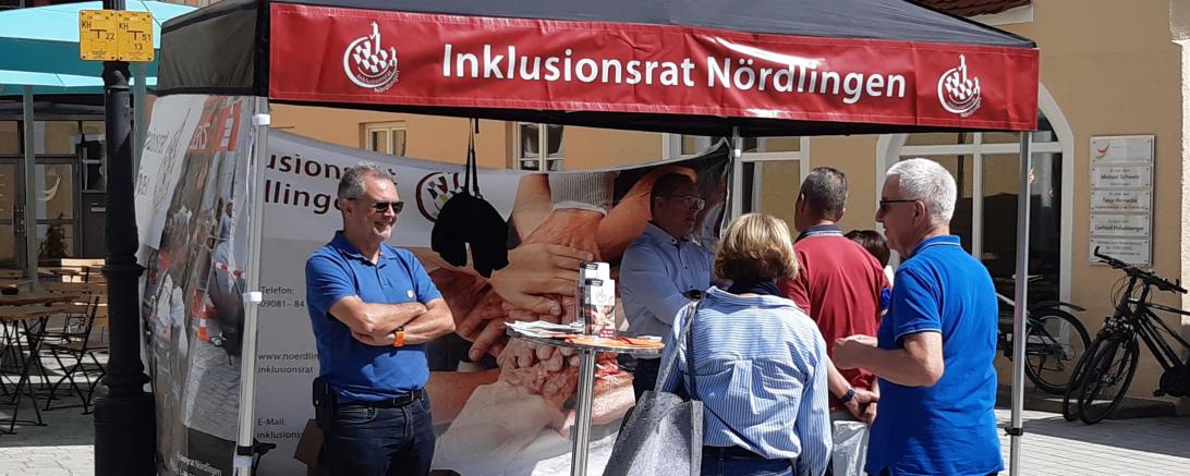 Hier sieht man den Informationsstand des Inklusionsrats Nördlingen auf dem Wochenmarkt.