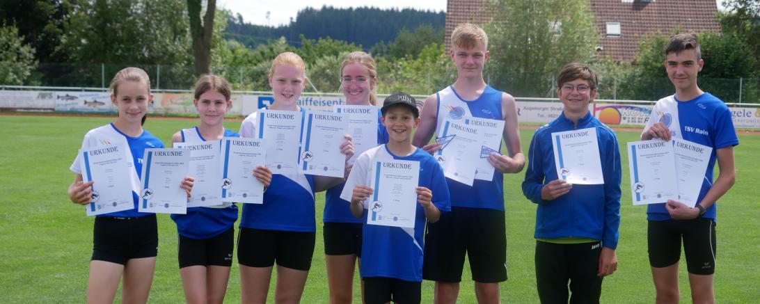 Alle Athleten des TSV Rain mit ihren Urkunden. 