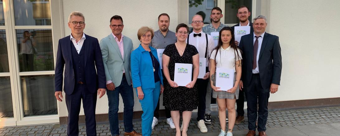 V.l.n.r.: Schulleiter Gerhard Kilian, Oberbürgermeister Jürgen Sorré, stellvertretende Landrätin Ursula Kneißl-Eder, neben ihr die Staatpreisträgerin Sina Müller, umgeben von den weiteren Absolventinnen und Absolventen der Technikerschule Donauwörth und von Konrad Fieger, dem Leiter der Technikerschule.