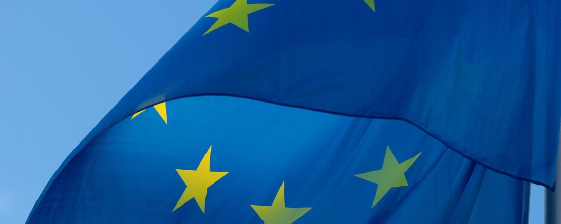 Hier sieht man die EU-Flagge.