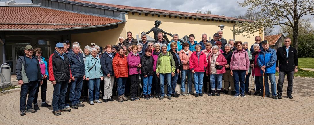  "Zahlreiche Teilnehmer bei der So-Mit Wanderung im April in Monheim"