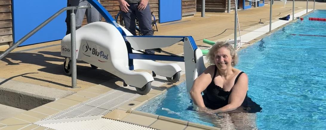 Neuer Schwimmbad-Poollifter für das Freibad Marienhöhe. V.l.: Martin Gruber, Michael Schmitz (REHA-Schmitz aus Nördlingen) und Susanne Meier, die sich als fleißige Stammschwimmerin besonders über den Lift freut.