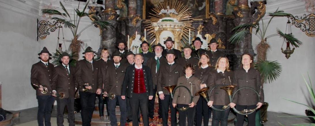 Das Bild zeigt die Jagdhornbläser bei der Hubertusmesse im Jahr 2023 in Mönchsdeggingen.