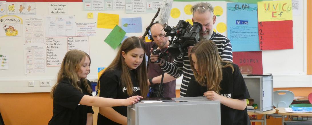 von links nach rechts: Emilie Sachnovski, Alina Bernt und Ronja Ruf unter den Augen eines Filmteams aus Berlin