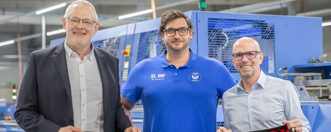 Michael Uhl (l.) und Ulrich Schaetzl (r.) präsentieren zusammen mit dem sportlichen Leiter Martin Fürleger (Mitte) die neue Partnerschaft.