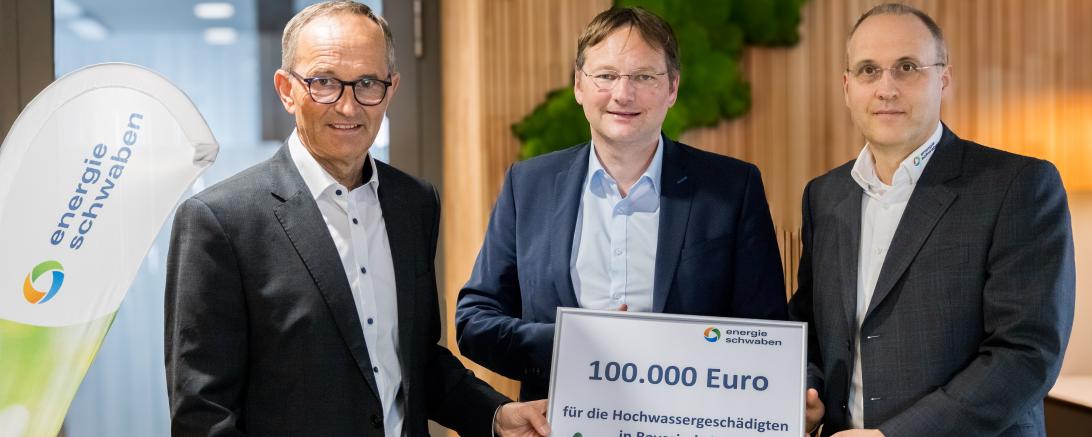 Stellvertretend für die Landkreise in Bayerisch-Schwaben, die das Hochwasser besonders schwer getroffen hat, nahm Dr. Hans Reichhart (Mitte), Landrat im Kreis Günzburg, die Spende von Helmut Kaumeier (links), Kommunalkundenmanagement energie schwaben, und Dr. Christian Blümm, Leiter Marketing und Unternehmenskommunikation energie schwaben, entgegen. Insgesamt spendete die Unternehmensgruppe 100.000 Euro für die schnelle und unkomplizierte Unterstützung von Betroffenen in der Region.