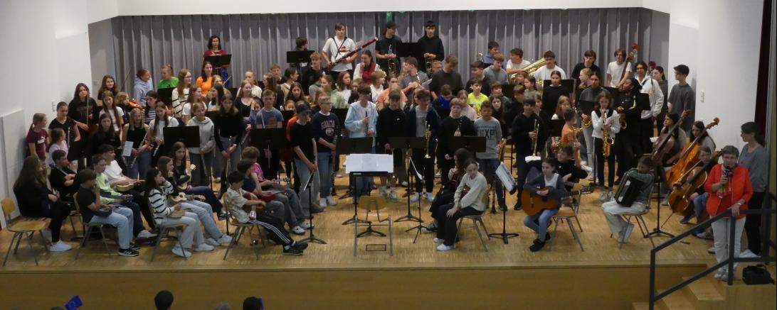 Abrundender Höhepunkt der Europawoche war die Aufführung der Europahymne von einem riesigen Orchester mit über 100 Mitwirkenden in der Aula des THG Nördlingen. 