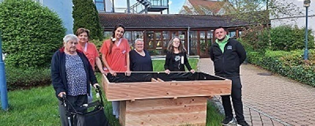 Auf dem Foto von links: Bewohnerin Rosa Epple, die Betreuerinnen Alexandra Herrmann und Coralie Richter, Seniorenheim-Leitung Sonjka Wurm-Blesak und Regina Kalteiß sowie Spender Simon Epple. Foto: Luitgard Hänsel