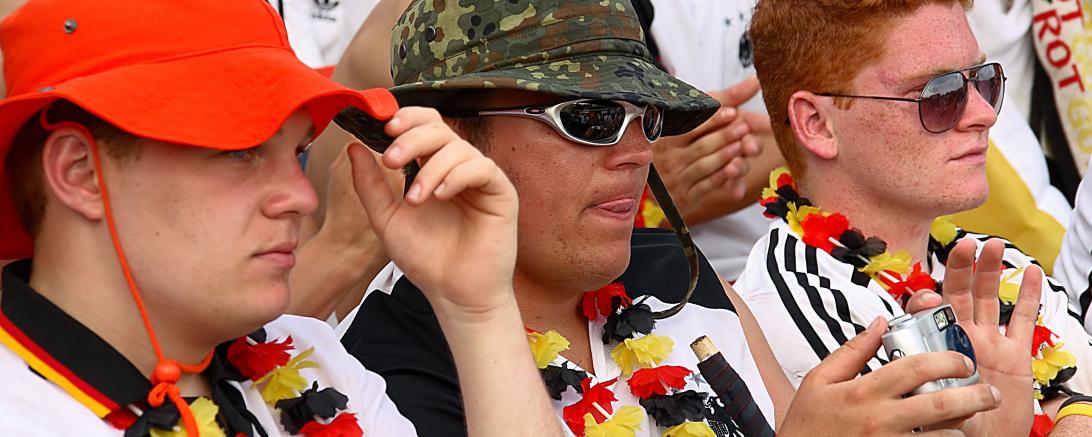 Beim Public Viewing oder im Stadion ist Sonnenschutz besonders wichtig, um einen Sonnenbrand zu vermeiden.