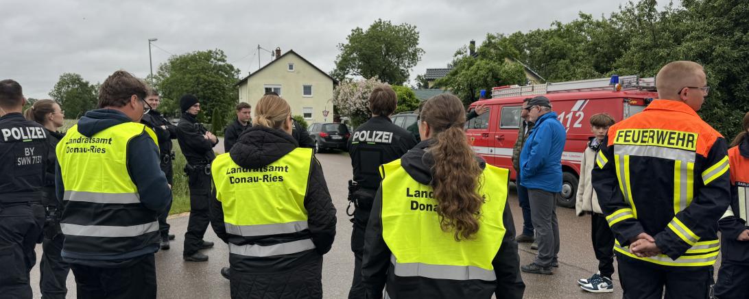 Einsatzkräfte von Polizei, Feuerwehr und Landratsamt in Zusum. 