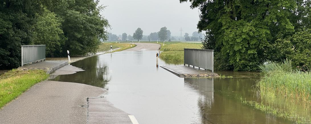 Die Straße zwische Heißesheim und Rettingen steht mittlerweile unter Wasser.