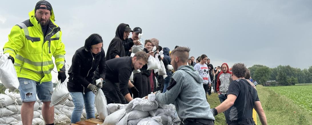 Helfer*innen in Auchsesheim versuchen den Damm der Zusam zu sichern. 
