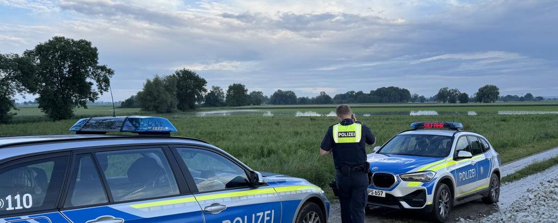 Am Damm in Auchsesheim besteht Gefahr für das Leben der Einsatzkräfte und freiwilligen Helfer. 