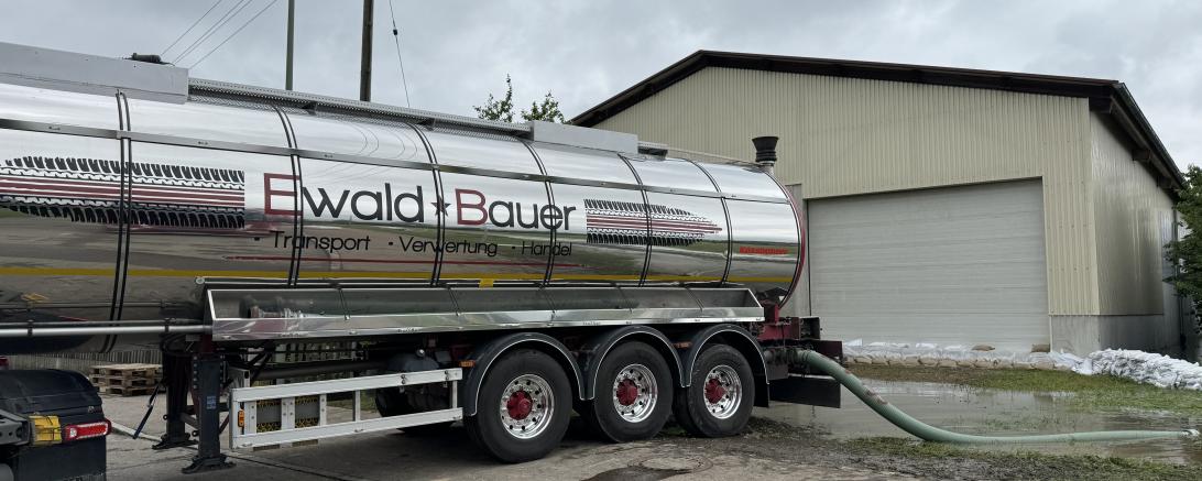 Mit Flüssigtanks wird in Hamlar versucht, Wasser abzupumpen.