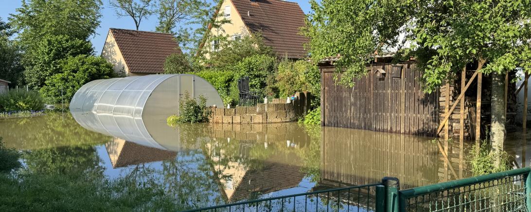 Grundstücke in Auchsesheim stehen unter Wasser. Auch mit Wasserwerfern wird gegen die Wassermassen gekämpft. 