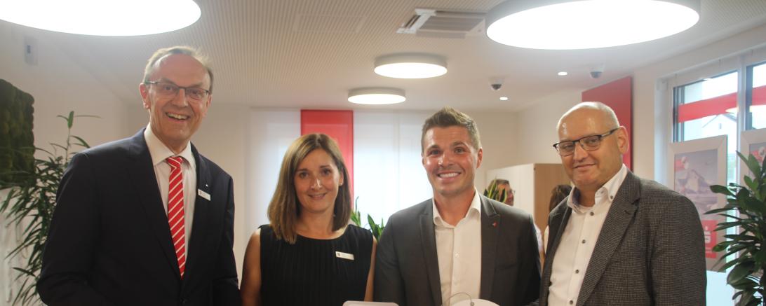 Auf dem Bild zu sehen (von links): Vorstandsvorsitzender der Sparkasse Donauwörth, Johann Natzer, Geschäftsstellenleiterin Asbach-Bäumenheim, Petra Michel, Geschäftsführer der Ulrich Reitenberger Bau GmbH, Ulrich Reitenberger und Bürgermeister Asbach-Bäumenheim, Martin Paninka. 