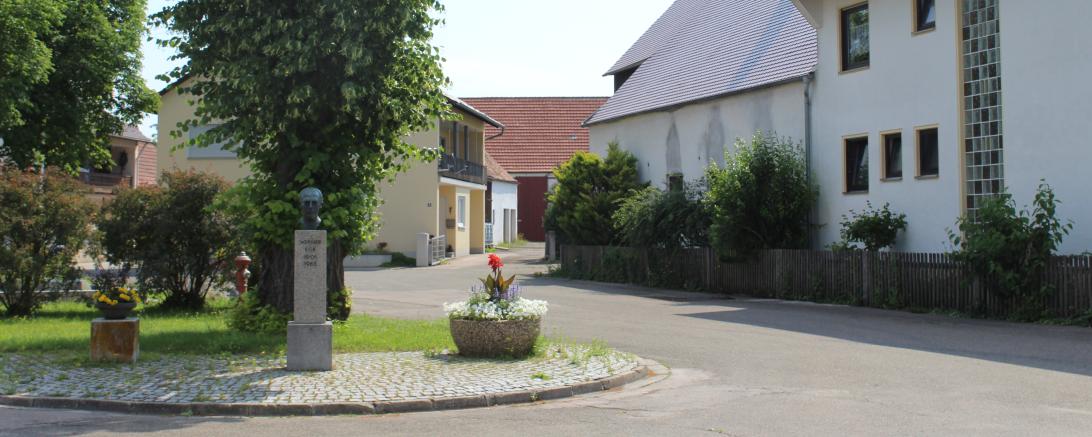 Am Werner-Egk-Platz in Auchsesheim wird auch mit einer Büste an den Komponisten erinnert. 