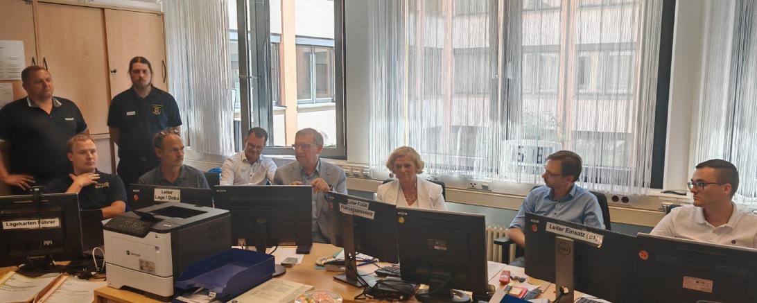 Ein Teil der Führungsgruppe Katastrophenschutz unter Teilnahme von Landrat Stefan Rößle (4. v.r.) und Regierungspräsidentin Barbara Schretter (3. v.r.).