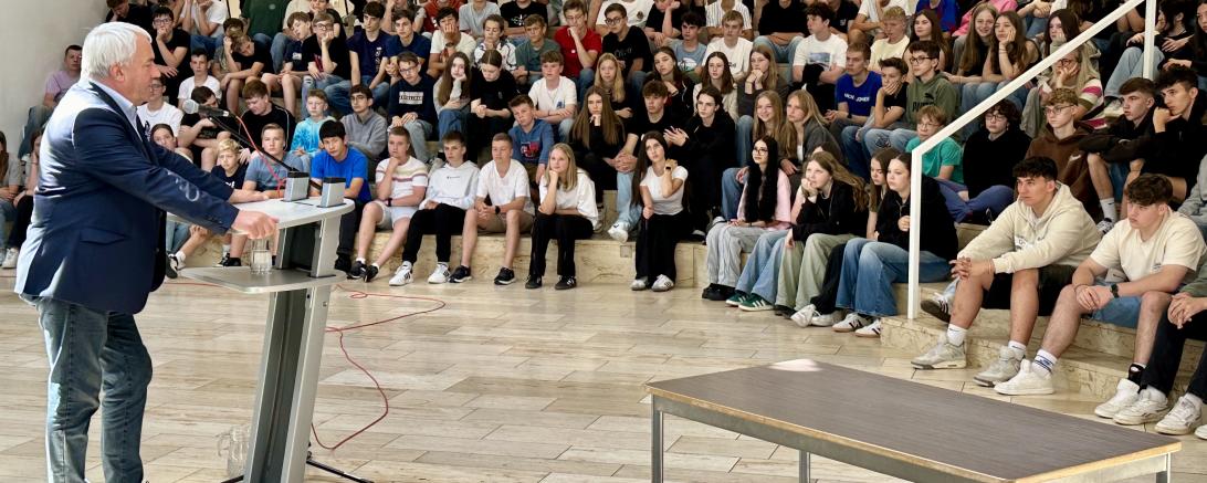Das Bild zeigt Dr. Spaenle während seines Vortrags in der Aula der Realschule Heilig Kreuz.