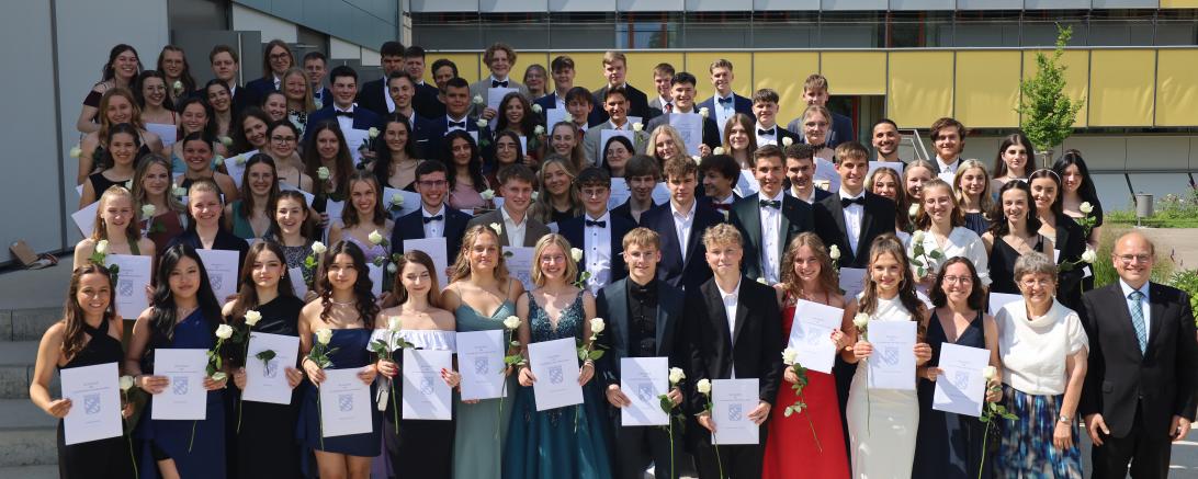 Oberstufenkoordinator Michael Demel und Schulleiterin Dr. Renate Rachidi (ganz unten von rechts) freuten sich mit den 84 Abiturientinnen und Abiturienten über die bestandenen Reifeprüfungen.