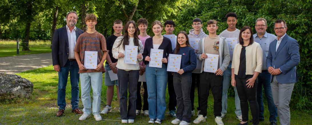 Direktor Wolfgang Mühldorfer, Oberbürgermeister Jürgen Sorré sowie die beiden Lehrer der Fachschaft „Politik und Gesellschaft“, Sarah Uhl und Ulrich Starrock, gemeinsam mit den Wahlhelfer*innen.
