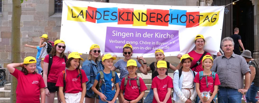 Das Bild zeigt die Abordnung der Nördlinger Kinderkantorei beim Landeskinderchortag 2022 in Heilsbronn.