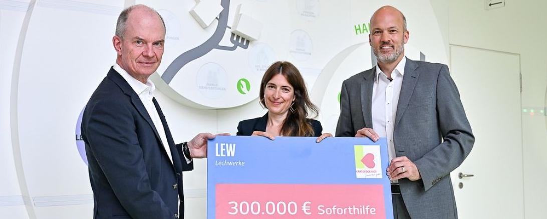 Die LEW-Vorstände Dietrich Gemmel und Christian Barr bei der Spendenübergabe mit Olivia Uhl-Baumm von der Kartei der Not