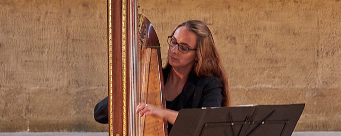 Feodora-Johanna Mandel mit ihrer Harfe.