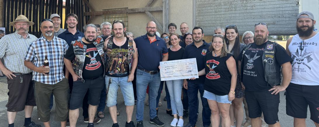 Die Metalheadz bei der Spendenübergabe.