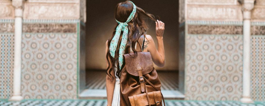 Das Bild zeigt eine Reisende mit Rucksack. 