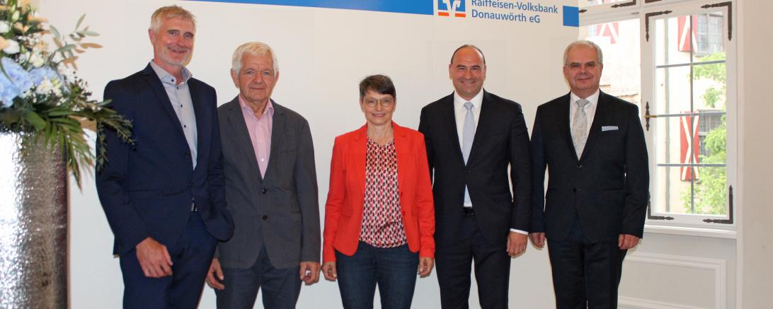 Blicken auf ein erfolgreiches Geschäftsjahr der Raiffeisen-Volksbank Donauwörth eG v. l. n. r.: Aufsichtsratsvorsitzender Thomas Kopp, ausgeschiedenes Aufsichtsratsmitglied Frieder Dürrwanger, neu gewählte Aufsichtsrätin Dr. med. Cathrin Baumann, Vorstand Alexander Lehmann und Sprecher des Vorstands Michael Kruck.