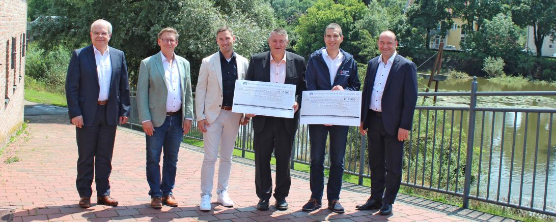 Bei der symbolischen Scheckübergabe v.l.n.r.: Michael Kruck (Sprecher des Vorstands), Landrat Stefan Rößle, Markus Eichenseer (VR Gewinnsparverein), stv. Bürgermeister Josef Reichensberger (Stiftung „Bürger in Not“), Arthur Lettenbauer (Wasserwacht) und Alexander Lehmann (Vorstand). Foto: Irina Berker