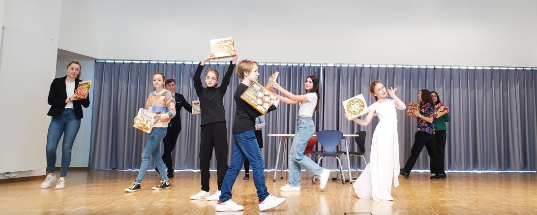 Die einzigartigen Tiefkühlpizzakreationen von Felixx von Gluck sollen in der Kombination mit Glückskeksen alle Kunden glücklich machen; das Stück "Hauptsache Glück" begeisterte das Publikum in der Aula des THG Nördlingen.