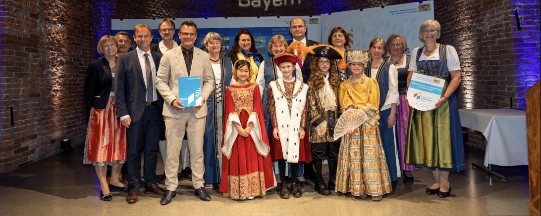 Heimatminister Albert Füracker überreichte die Aufnahmeurkunde in der Residenz München. 