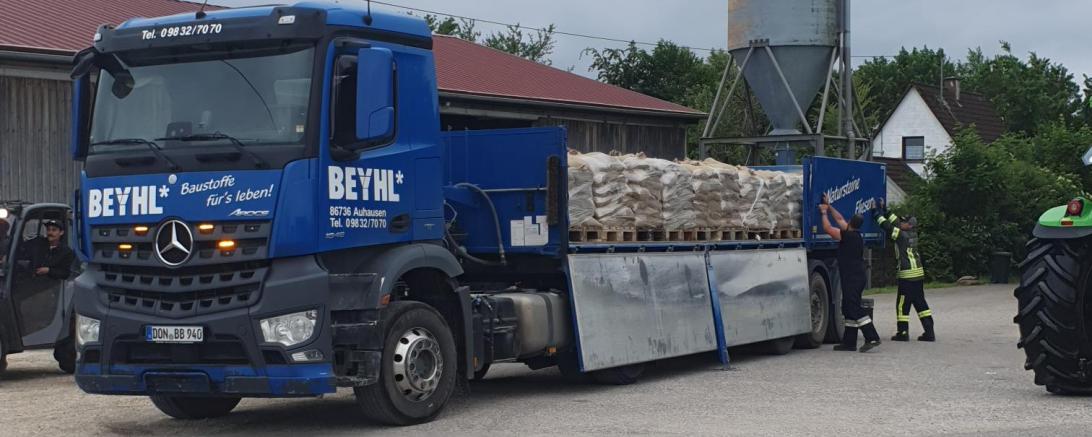 Hier sieht man die Anlieferung von Sandsäcken für den Dammbau.