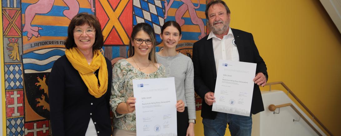 SIGEL schließt Schulpartnerschaft: (v.l.n.r.) Beratungslehrerin Andrea Hutzler, SIGEL HR Managerin Marlene Lindner, Julia Merkel von der IHK Augsburg und Wolfgang Mühldorfer, Schulleiter der Realschule Heilig Kreuz in Donauwörth, bei der Unterzeichnung der Urkunden zur Kooperation. 